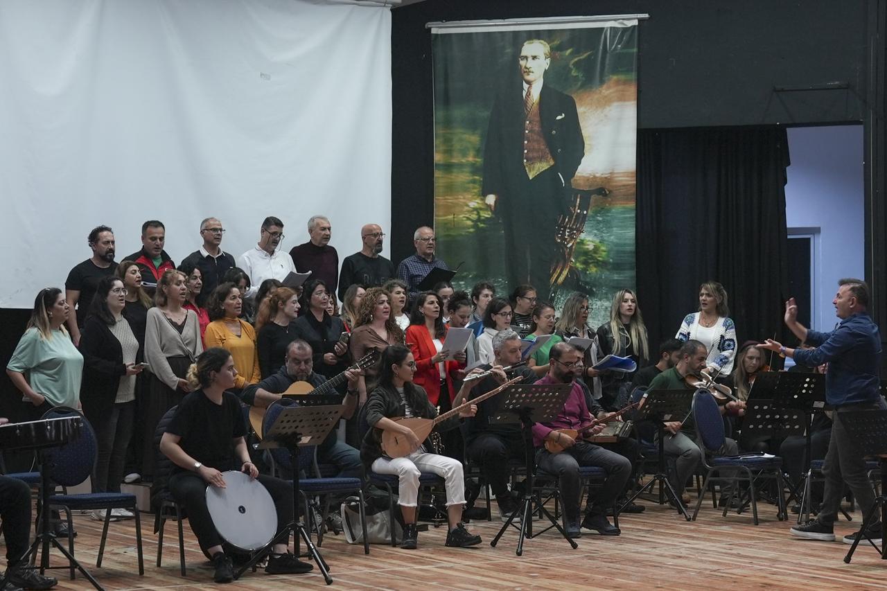 Teachers and students in Türkiye’s Izmir unite to play Turkish music for the world