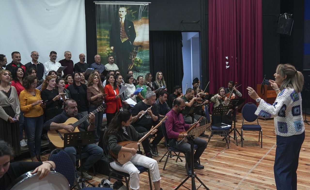 A 100-member orchestra will blend traditional and Western instruments in its debut in Izmir, Türkiye. (AA Photo)