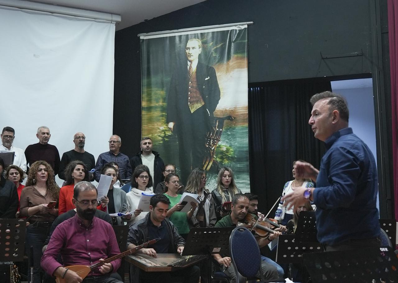A 100-member orchestra will blend traditional and Western instruments in its debut in Izmir, Türkiye. (AA Photo)