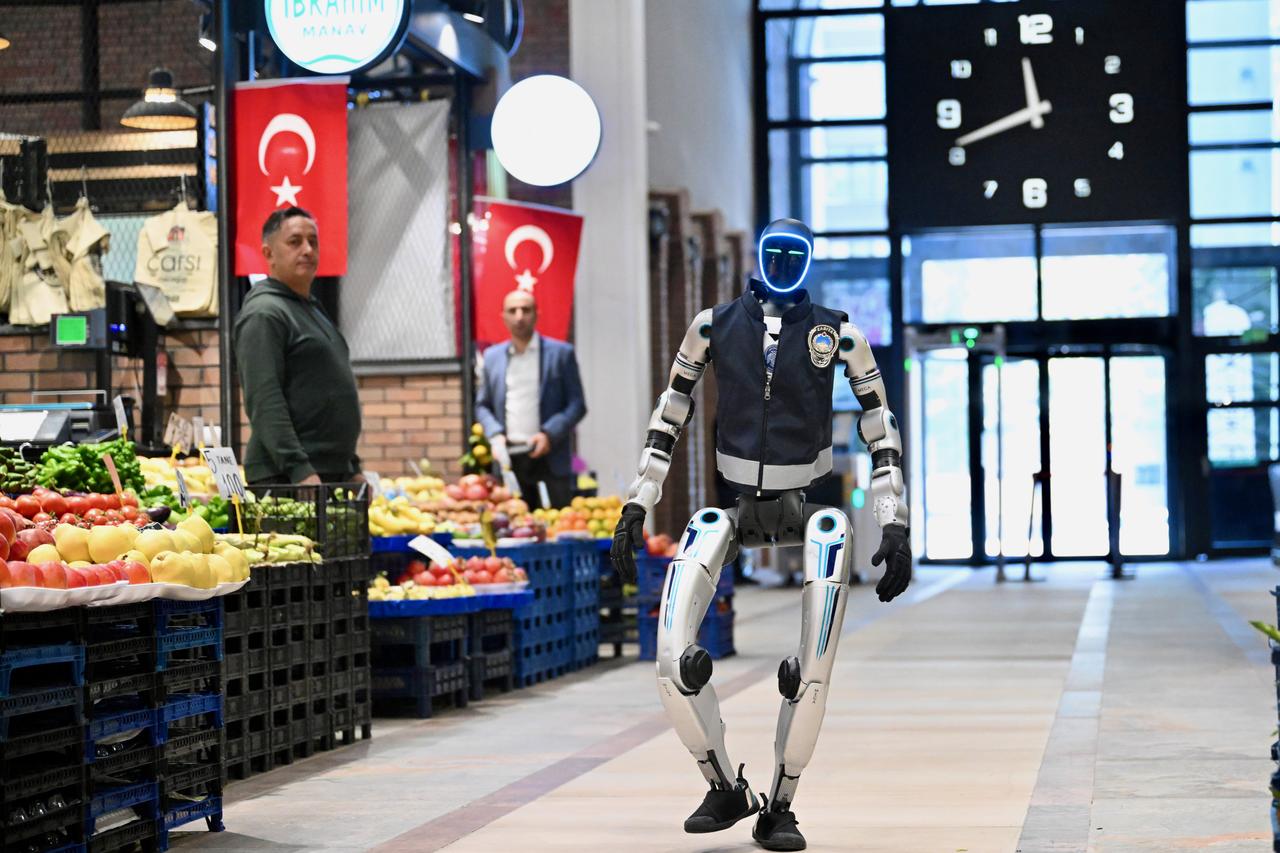 AI-powered humanoid robot MEGA patrols a market in Kayseri, central Türkiye, as part of Melikgazi Municipality's shop inspection program, Oct. 27, 2026. (AA Photo)