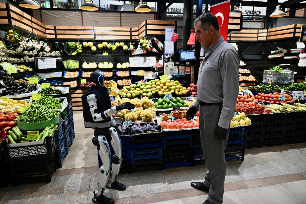 MEGA, an AI-powered robot deployed by Melikgazi Municipality, communicates with a shopkeeper at a fruit and vegetable market in Kayseri, Türkiye, Oct. 27, 2026. (AA Photo)