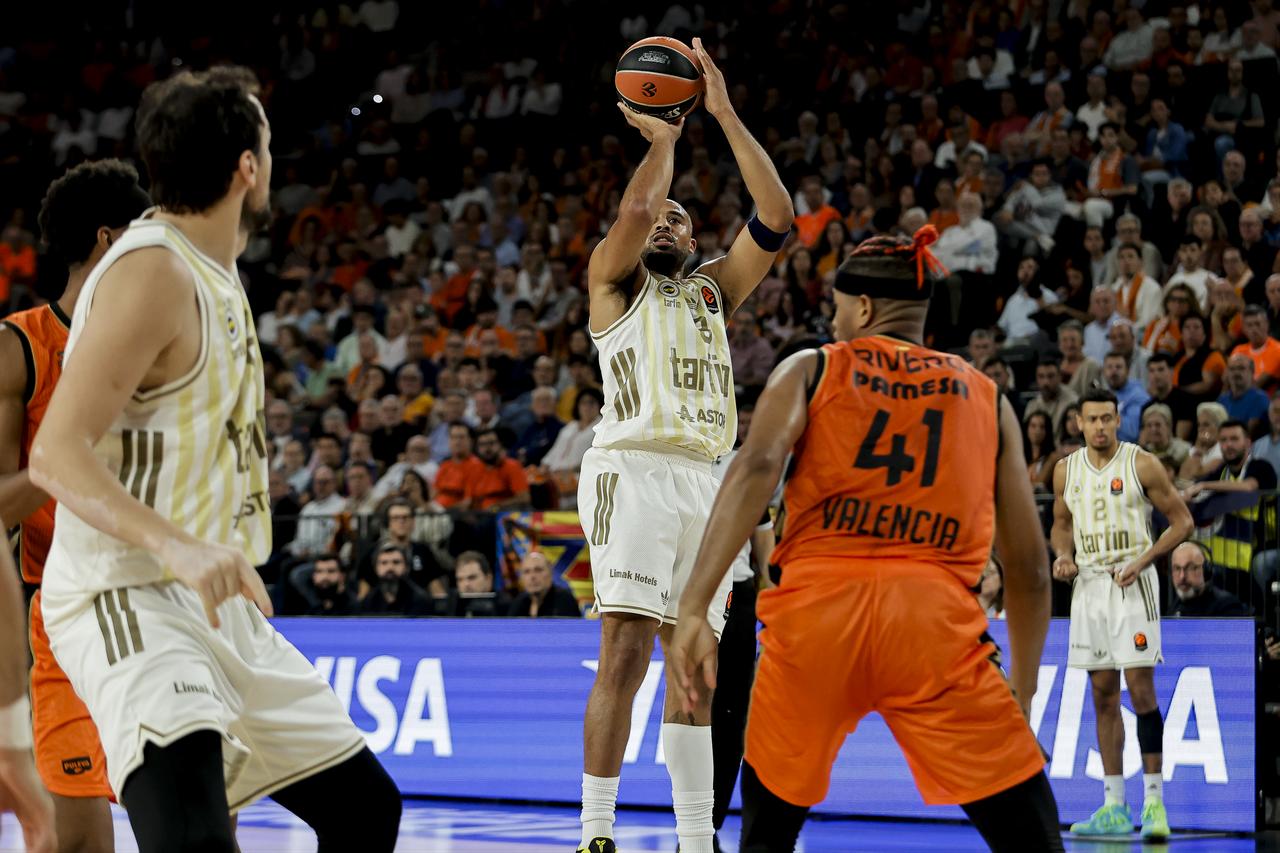 Shavon Shields of Fenerbahce Tarfin in action during Euroleague match between Valencia Basket and Fenerbahce Tarfin Istanbul at Roig Arena in Valencia, Spain on October 27, 2026. (AA Photo)