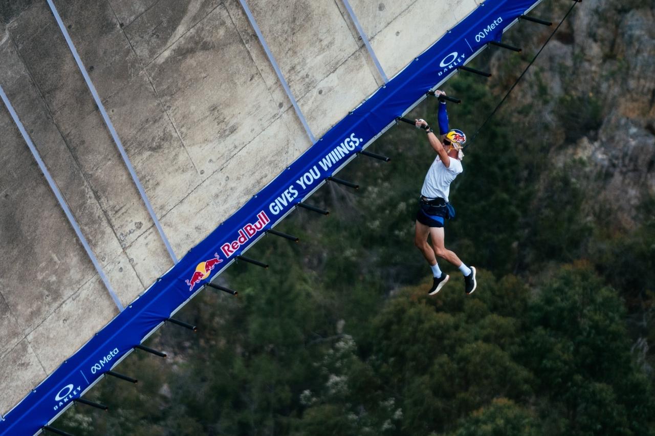 Thomas Van Tonder swings between overhead bars during his 47-minute attempt across 600 monkey bars. (AA Photo)