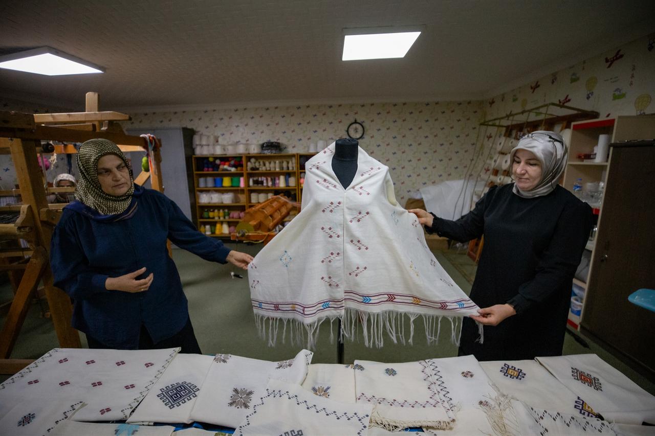 Turkish women are reviving Karnavas, a 250-year-old woven cotton cloth in Erzurum, Türkiye. (AA Photo)