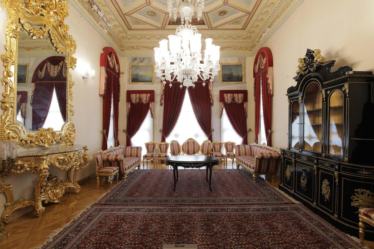 The grand marble staircase of Kasr-i Humayun Palace Museum in Izmit, Kocaeli, Türkiye, flanked by displays of Ottoman ceremonial clothing. (Photo via Türkiye Culture Portal)