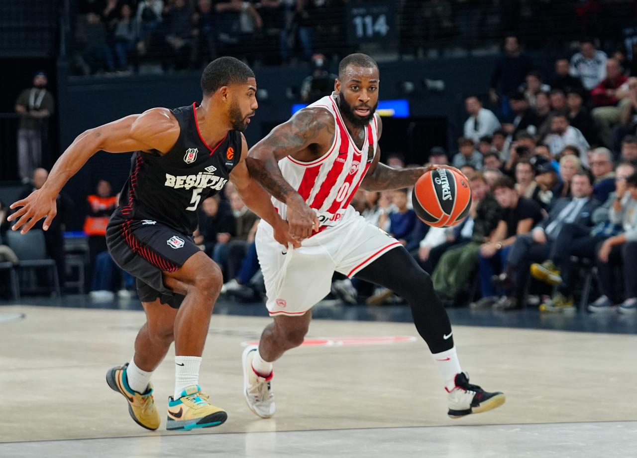 David Michael De Julius (5) of Besiktas in action against Codi Miller-McIntyre (0) of Olympiacos during EuroLeague basketball match between Besiktas and Olympiacos in Istanbul, Türkiye on October 28, 2026. (AA Photo)