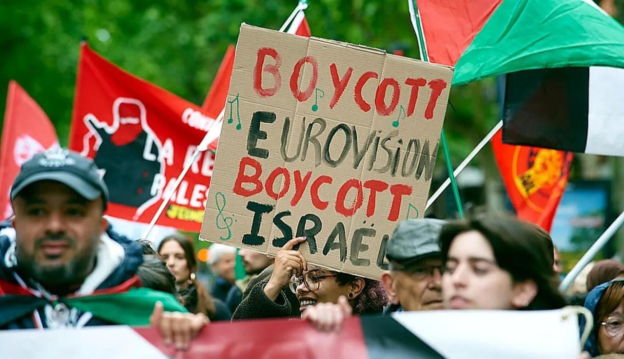 A woman holds a placard reading 'Boycott Eurovision, boycott Israel' in Toulouse, France, on May 16, 2026. (AFP Photo)