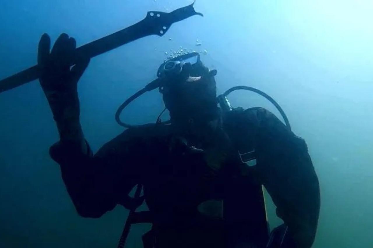 Italian lake hides 3,300-year-old sword that still holds its edge