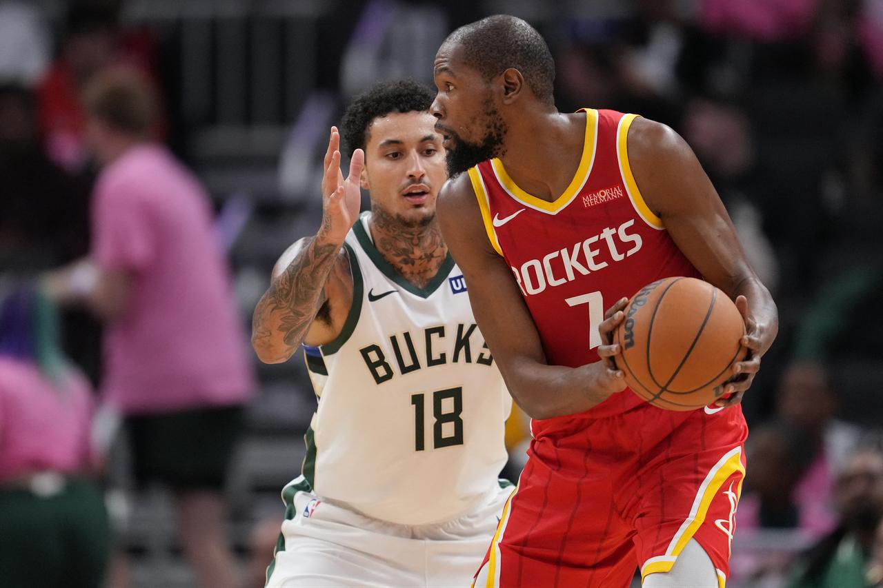 Houston Rockets forward Kevin Durant (7) holds the ball while guarded by Milwaukee Bucks player No. 18 during an NBA game. (AFP Photo)