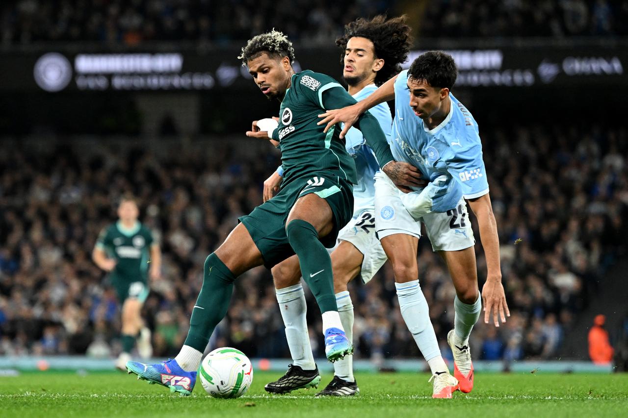 Brighton's French midfielder #10 Georginio Rutter is put under pressure by Manchester City's Argentinian goalkeeper #28 Geronimo Rulli during the English League Cup fourth round football match between Manchester City and Brighton and Hove Albion at the Etihad stadium in Manchester, north-west England on October 28, 2026. (AFP Photo)