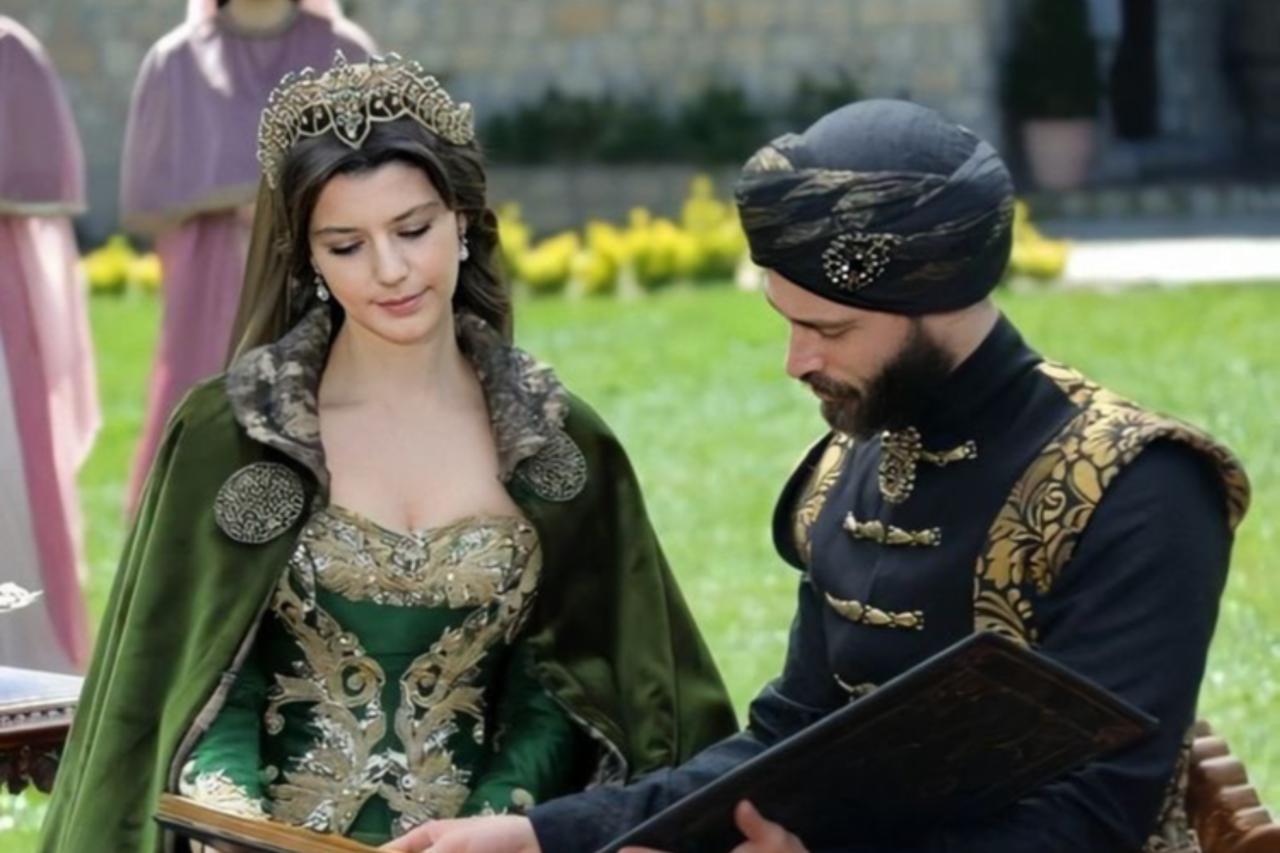 Turkish TV stars Beren Saat, Ekin Koc reunite in indie film after 10 years
