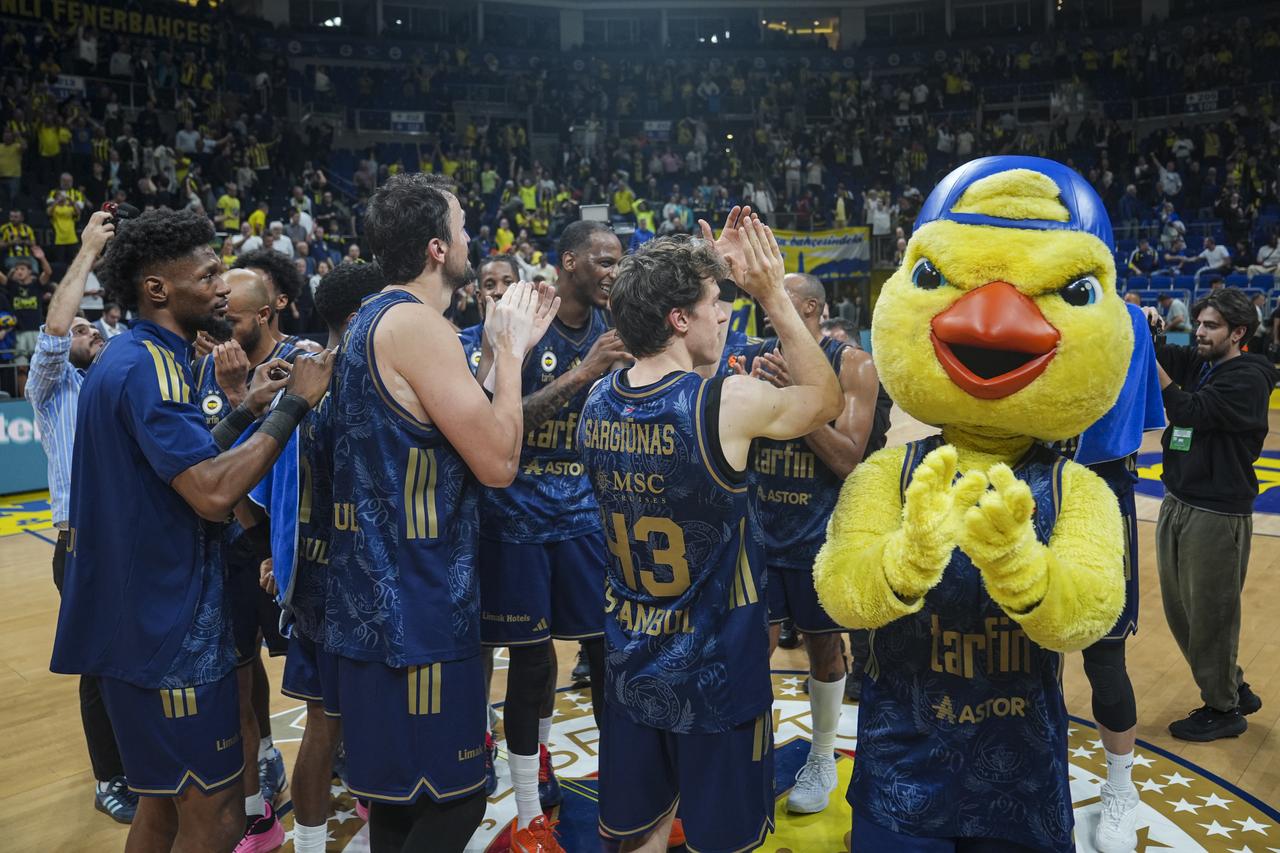 Fenerbahce stays perfect with Dubai win as Besiktas loses to Barcelona
