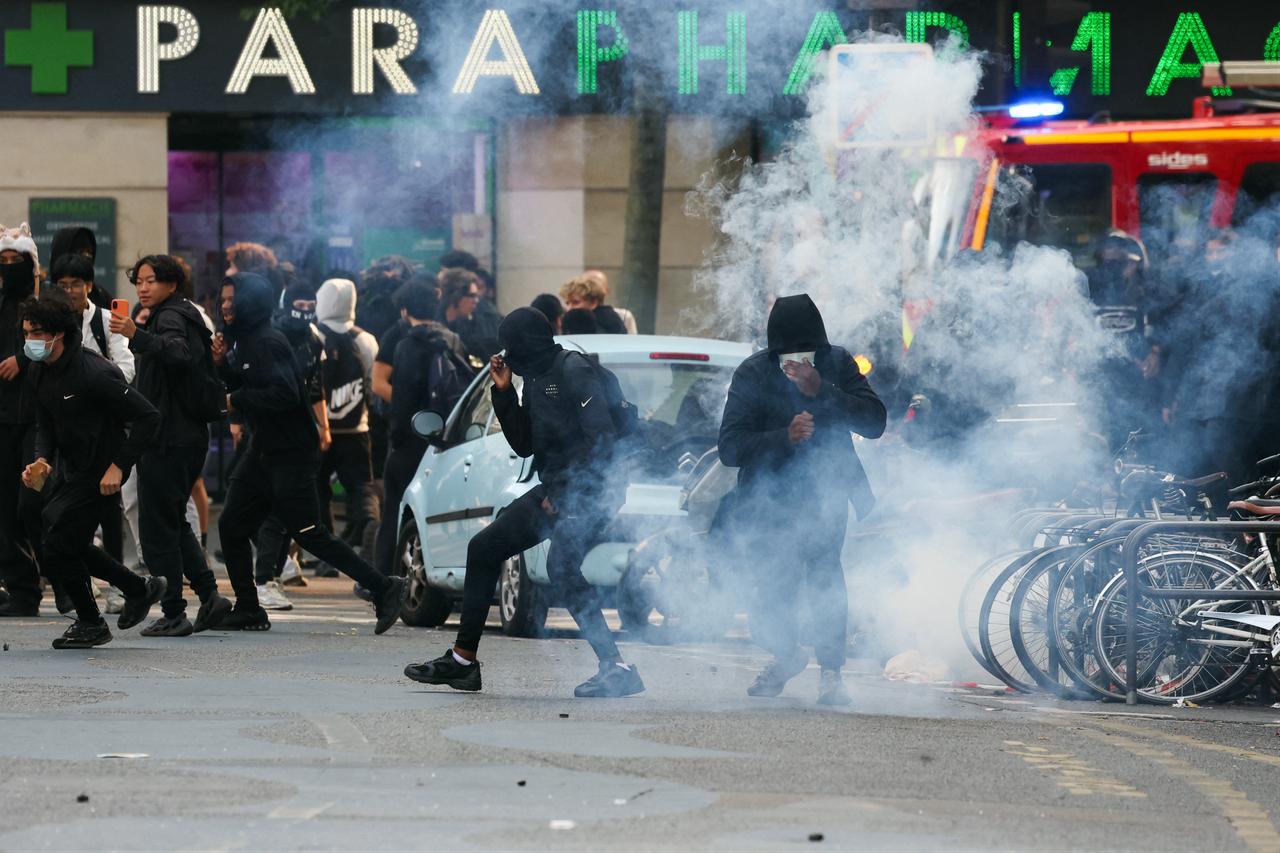 Students react amid tear gas as protesting students carry out blockading action near place de la Nation, in Paris, on October 2, 2026. (AFP Photo)