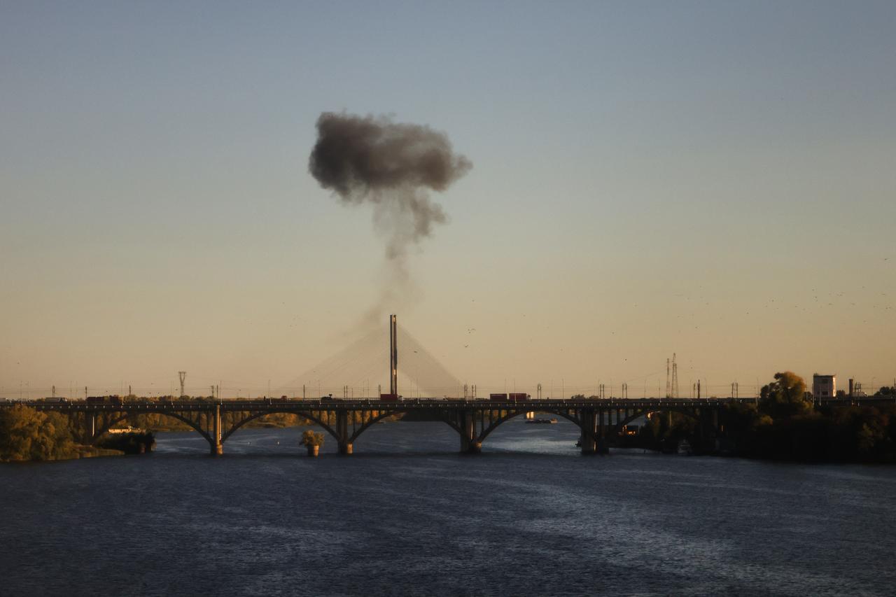 Russia strikes Kyiv's Northern Bridge after Southern Bridge