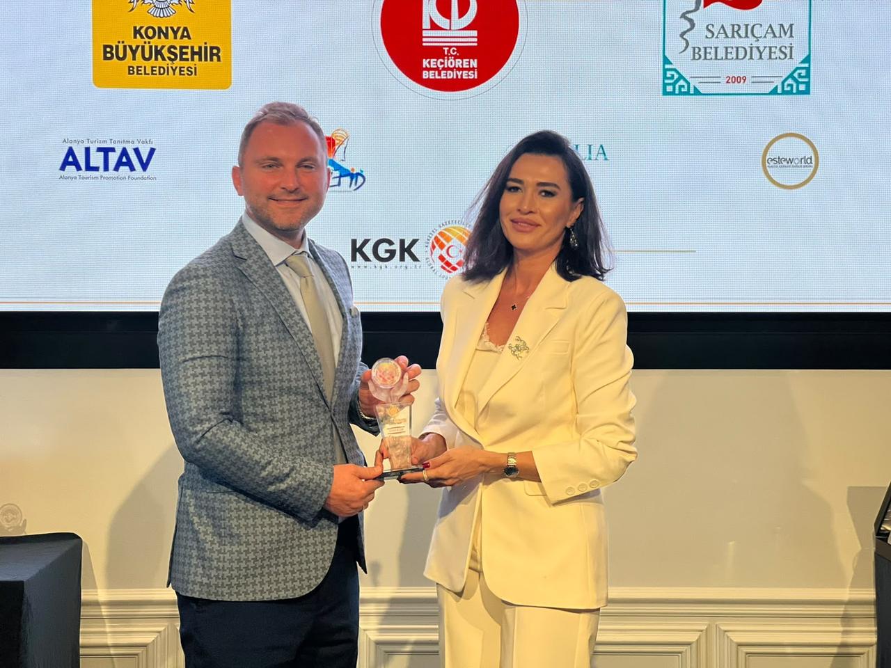 Curator Ozgenur Reyhan Guler receives an award during the Global Awards Ceremony held in London. (Photo via Ozgenur Reyhan Guler's Archive)