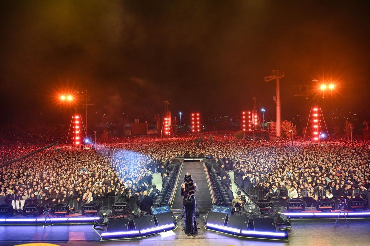 Turkish rock star Sebnem Ferah draws 52,000 fans in Ankara comeback