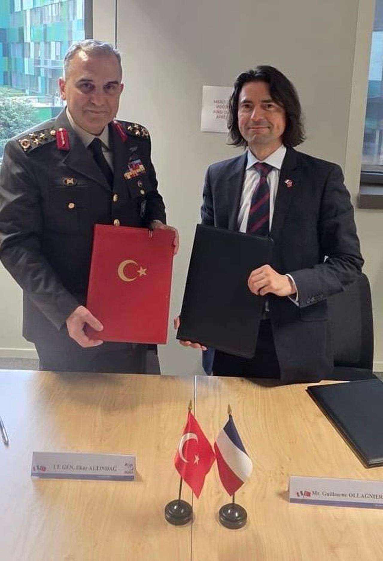 Lieutenant General Ilkay Altindag (L), Director General of Defense and Security, and Guillaume Ollagnier (R), Director General of International Relations and Strategy, sign the Türkiye-France "Defense Cooperation Roadmap" on Oct. 3, 2026. (AA Photo)