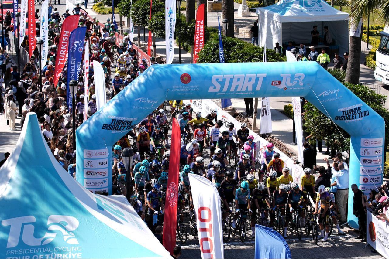 Cyclists compete in the first stage of the 61st Presidential Cycling Tour of Turkiye, a 148-kilometer route from Cesme to Selcuk, on April 26, 2026. (AA Photo)