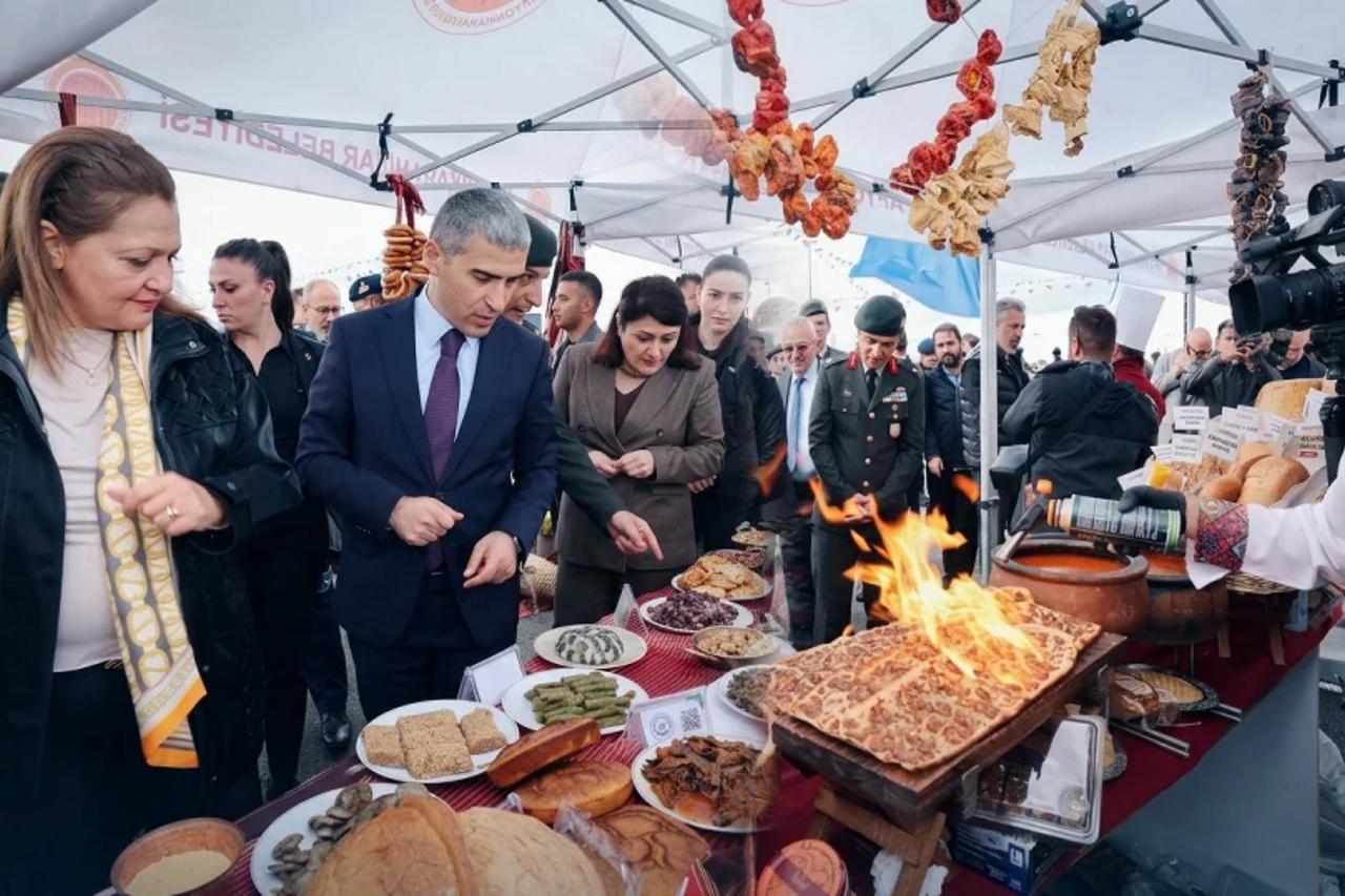 Türkiye sets record for world's largest dinner table, laden with regional dishes