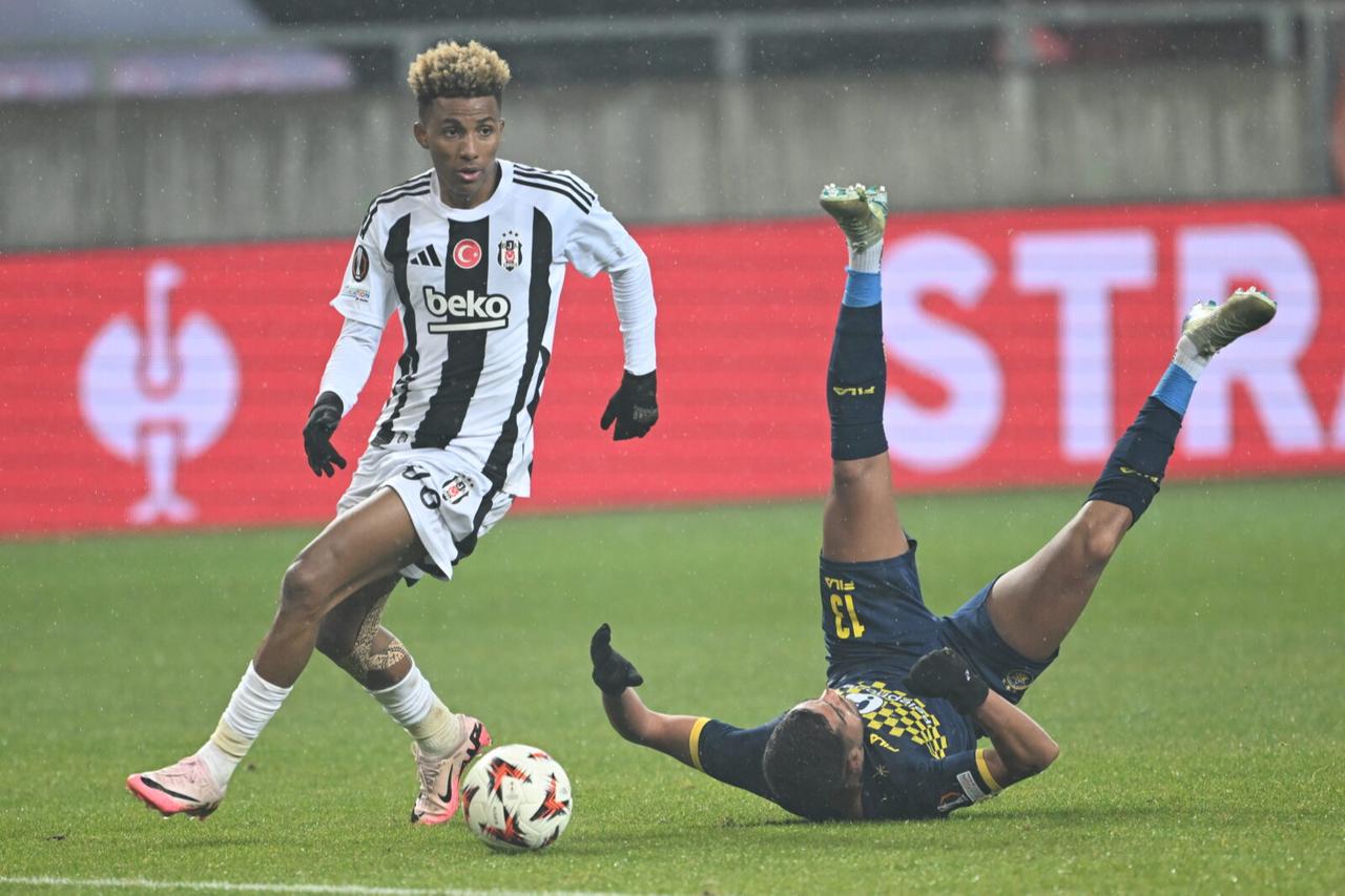 Gedson Fernandes (L) of Besiktas competes during the UEFA Europa League 5th week match between Besiktas and Maccabi Tel Aviv at Nagyerdei Stadium in Debrecen, Hungary, November 28, 2024. (AA Photo)