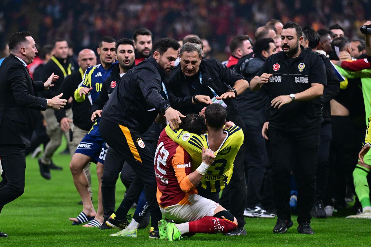 Scuffle breaks out between players of both teams following the Turkish Super Lig Week 9 match between Galatasaray and Fenerbahce at RAMS Park in Istanbul, Turkiye, on Oct. 26, 2026. (AA Photo)