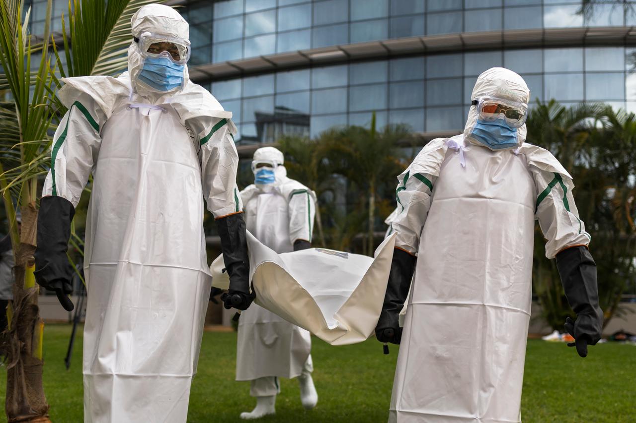 Ebola fears grow as Saudi Arabia blocks travelers from Kenya