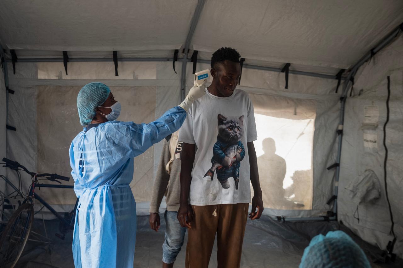 A health worker checks a traveler's temperature upon arrival at the M’Poko Bac landing stage in Bimbo district, southwest of Bangui, Central African Republic, on Oct. 28, 2026. (AFP Photo)