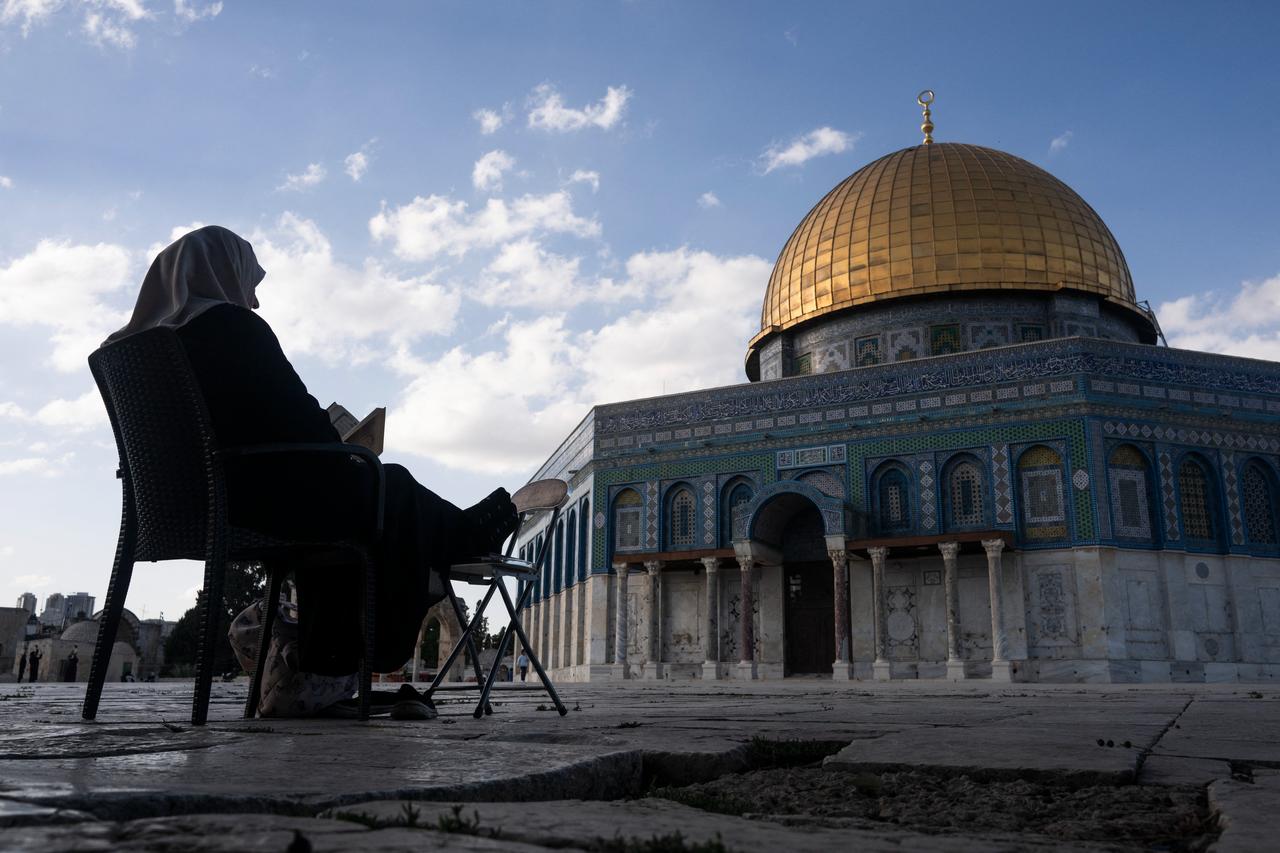 A Muslim woman reads the Koran at the Al-Aqsa Mosque compound in the Old City of Jerusalem on October 29, 2026. (AFP Photo)
