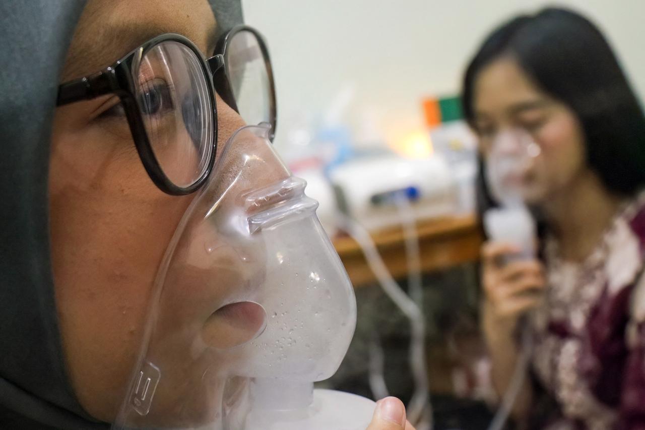 Residents are treated with nebulisers and oxygen for breathing difficulties at a shelter run by the Central Kalimantan Forest and Land Fire Smoke Response Coalition (RAKAT) in Palangkaraya, Central Kalimantan province on Oct. 26, 2026. (AFP Photo)