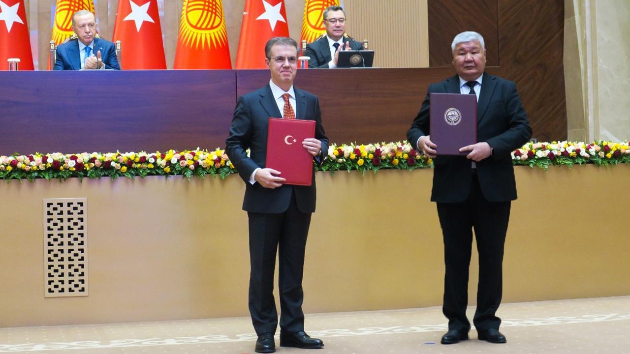 Ahmet Mucahid Oren, Chairman of the Board of Ihlas Holding and Orta Asya Investment Holding, signed agreements for a strategically important hydroelectric power plant and a natural gas evolution power plant with a total capacity of 1,450 MW in Kyrgyzstan in the presence of President Recep Tayyip Erdogan and Kyrgyz President Sadyr Japarov. (Kamil Nadirli/Bishkek-IHA)