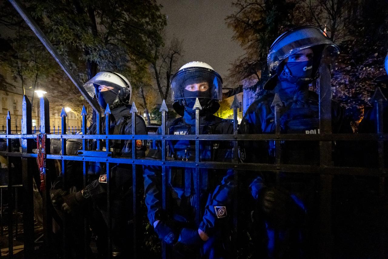 Polish president turns plane around as top court cries 'coup d'etat'