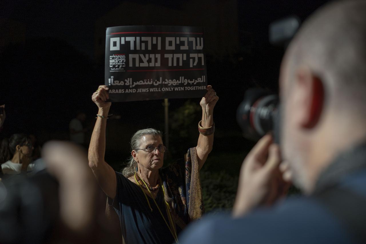 Protesters at Eisenkot’s home urge Arab-backed government to oust Netanyahu