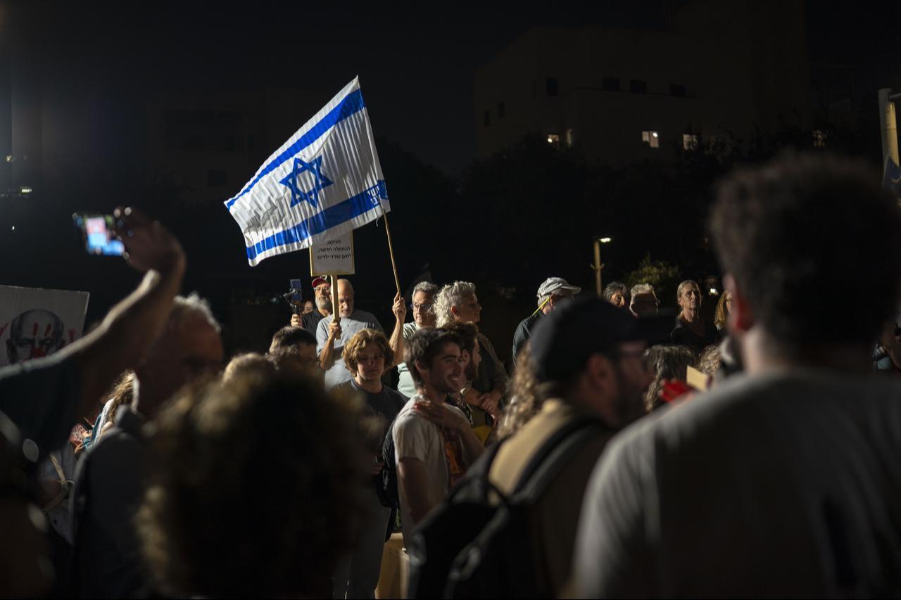 Dozens of demonstrators gather in front of the residence of Gadi Eisenkot, leader of the Yashar Party, to demand the resignation of the right-wing government and the establishment of an Arab-Jewish coalition government in the Herzliya district of Tel Aviv, Israel on Oct. 29, 2026. (AA Photo)