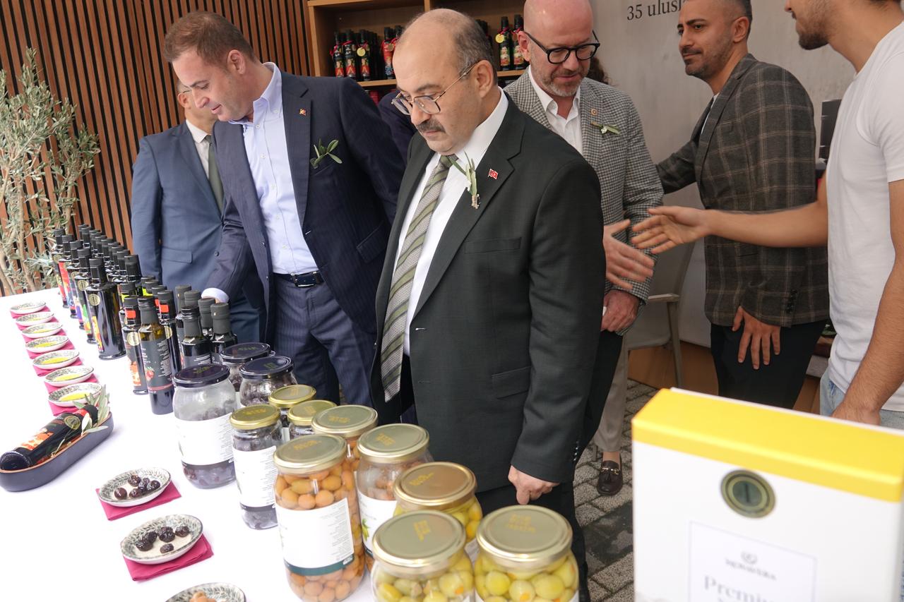 Türkiye’s Aegean olive harvest festival opens in Ayvalik for 21st year