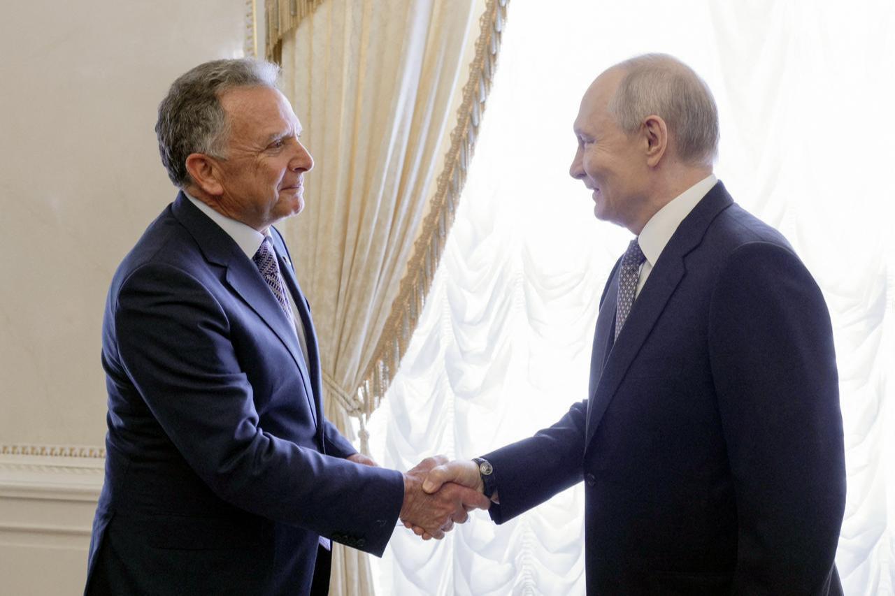 Russia's President Vladimir Putin (R) greets US special envoy Steve Witkoff (L) prior to their meeting in Saint Petersburg, October 21, 2026. (AFP Photo)