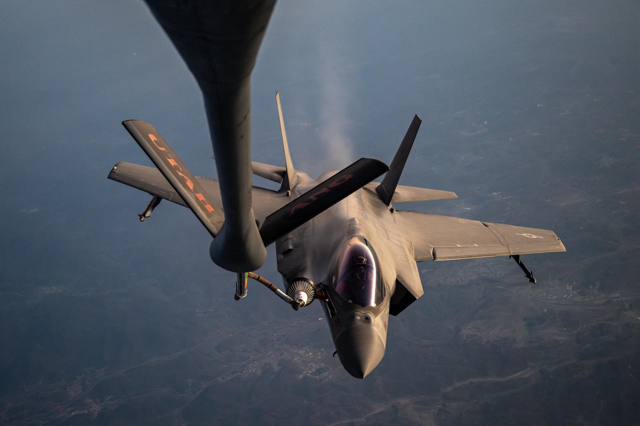 A U.S. Marine Corps F-35C Lightning II aircraft receives fuel from the drogue of a U.S. Air Force KC-135 Stratotanker aircraft in the U.S. Central Command area of responsibility Sept. 19, 2026. (Photo via U.S. Air Force)