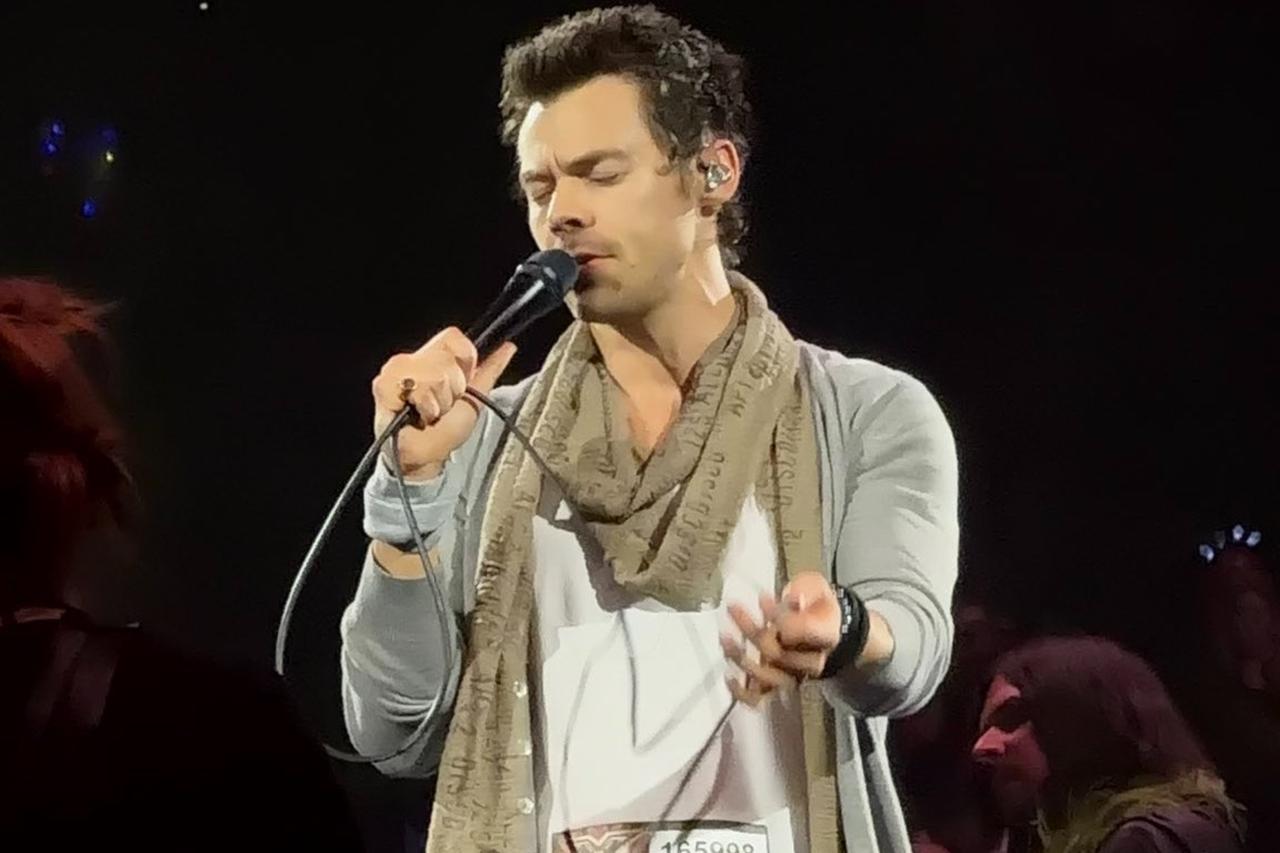 Harry Styles revives 2010 'X Factor' audition look at concert
