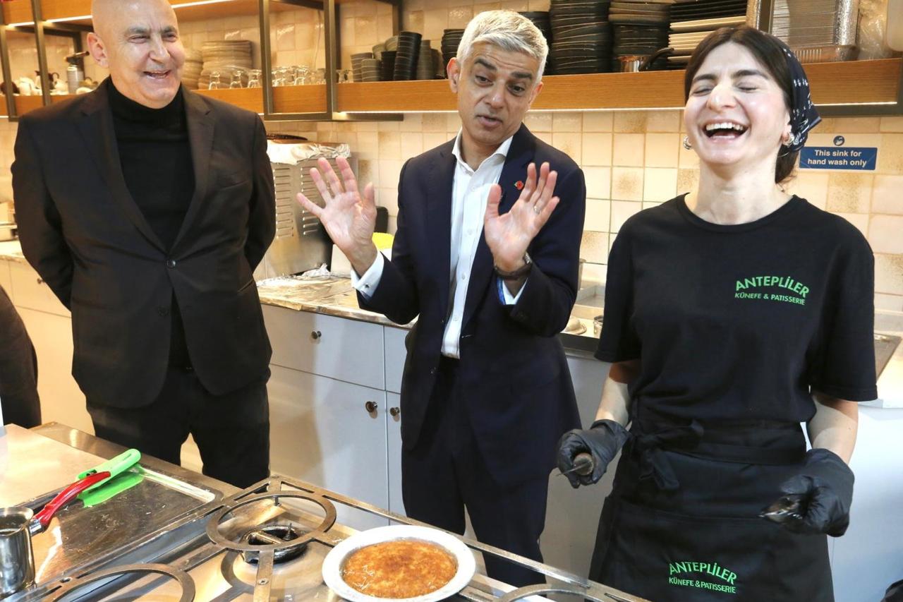 London mayor tries his hand at kunefe ahead of first official Türkiye visit