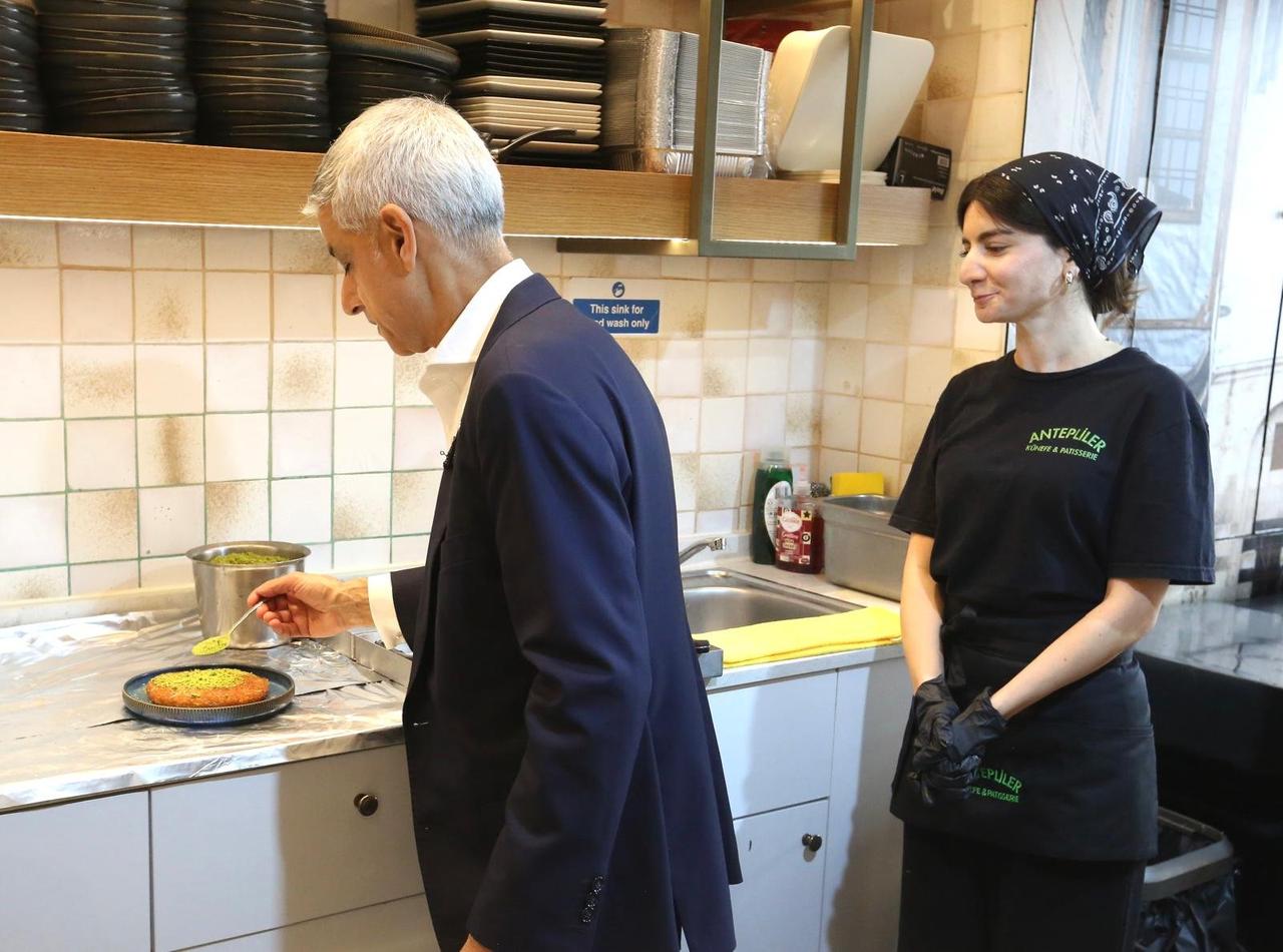 London mayor Sadiq Khan makes kunefe at a Turkish eatery before his first official Türkiye visit. (Photo via X/@SadiqKhan)