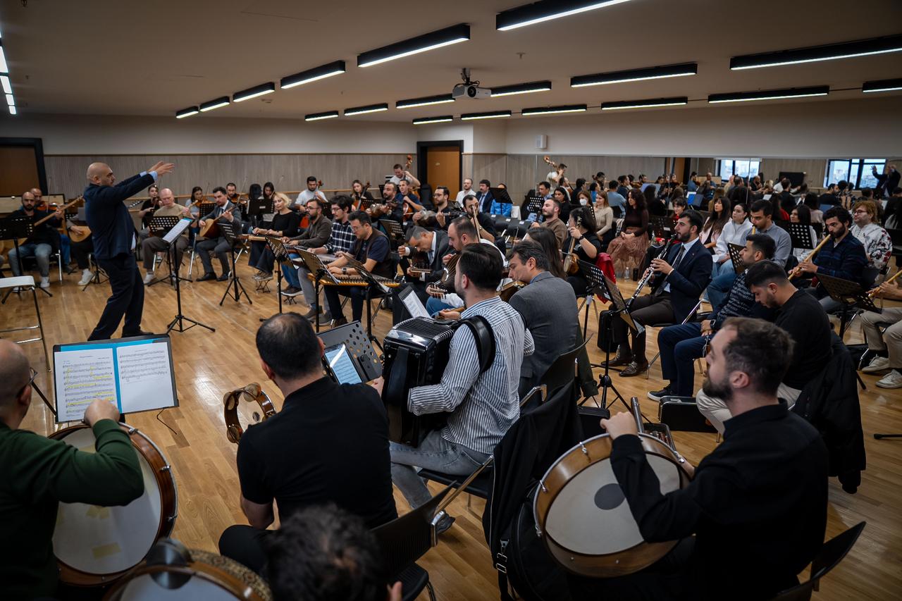 Ankara university orchestra pairs Turkish, Western instruments