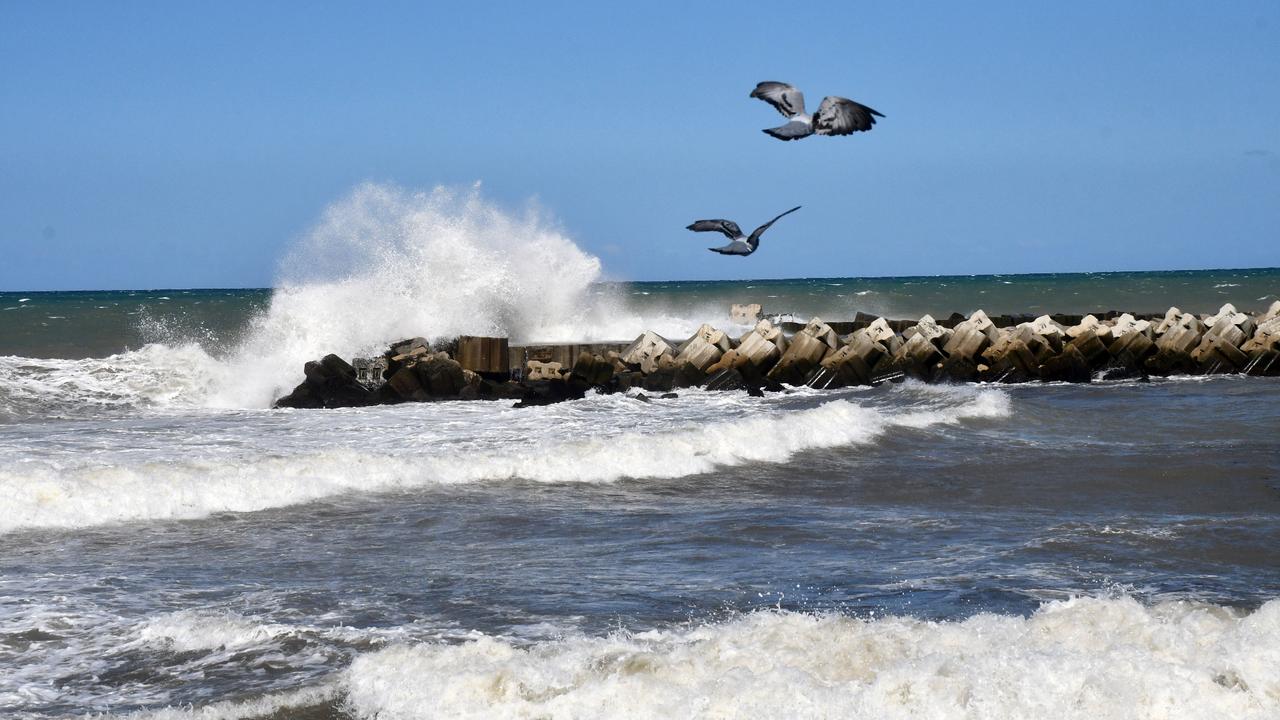 Gales and high waves sweep Türkiye from coast to inland