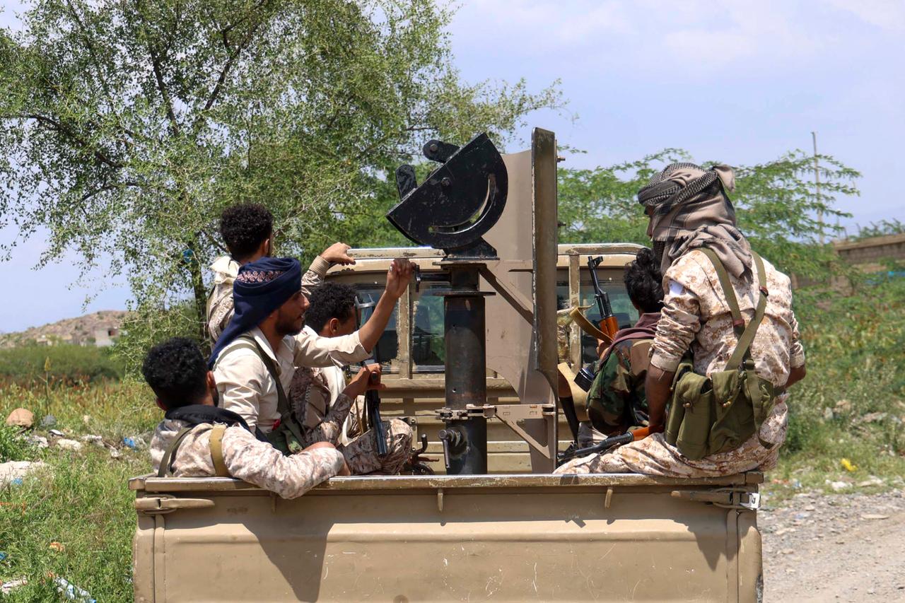 Houthis cut key Taiz-Aden supply road, encircle city: Report