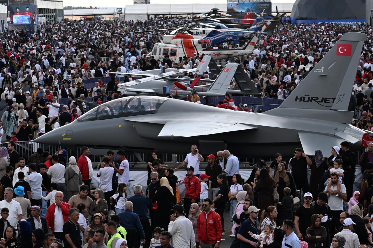 Visitors gather around Türkiye’s HURJET jet trainer and other aircraft displayed during TEKNOFEST Southeast in Sanliurfa, Türkiye, Oct. 3, 2026. (AA Photo)