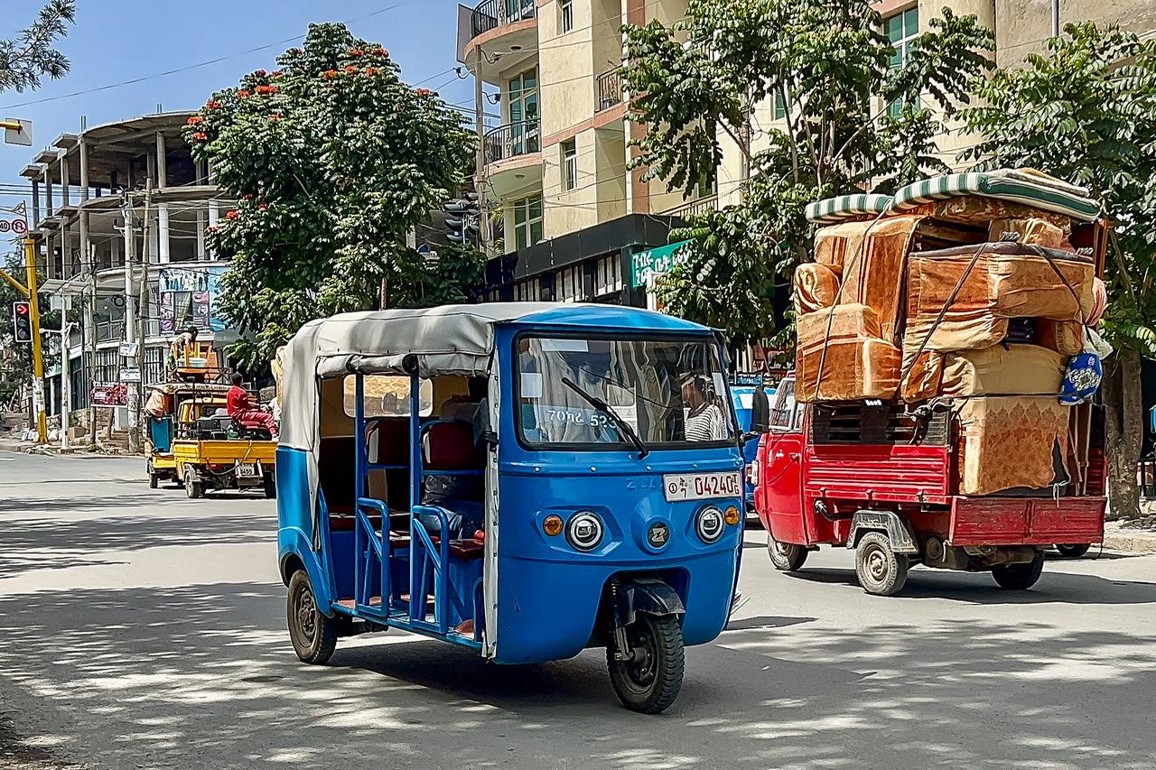 Tuk-tuk drivers transport residents' belongings amid fears of looting as residents and fighters leave the city in Mekelle on October 3, 2026. (AFP Photo)