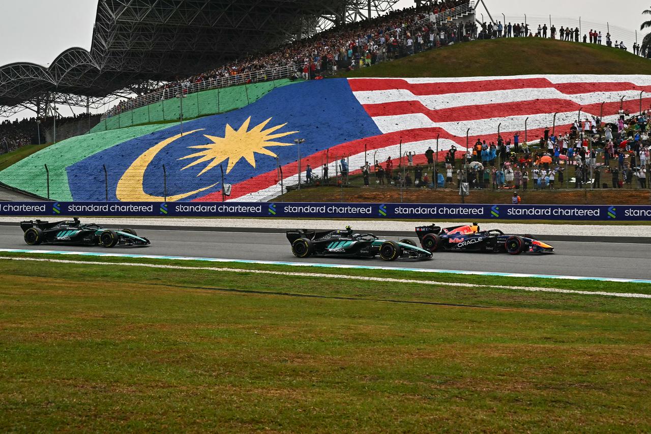 Mercedes drivers Kimi Antonelli and George Russell race alongside Red Bull’s Max Verstappen during the Formula One Bahrain Grand Prix at Sepang International Circuit in Sepang, Malaysia, Oct. 4, 2026. (AFP Photo)