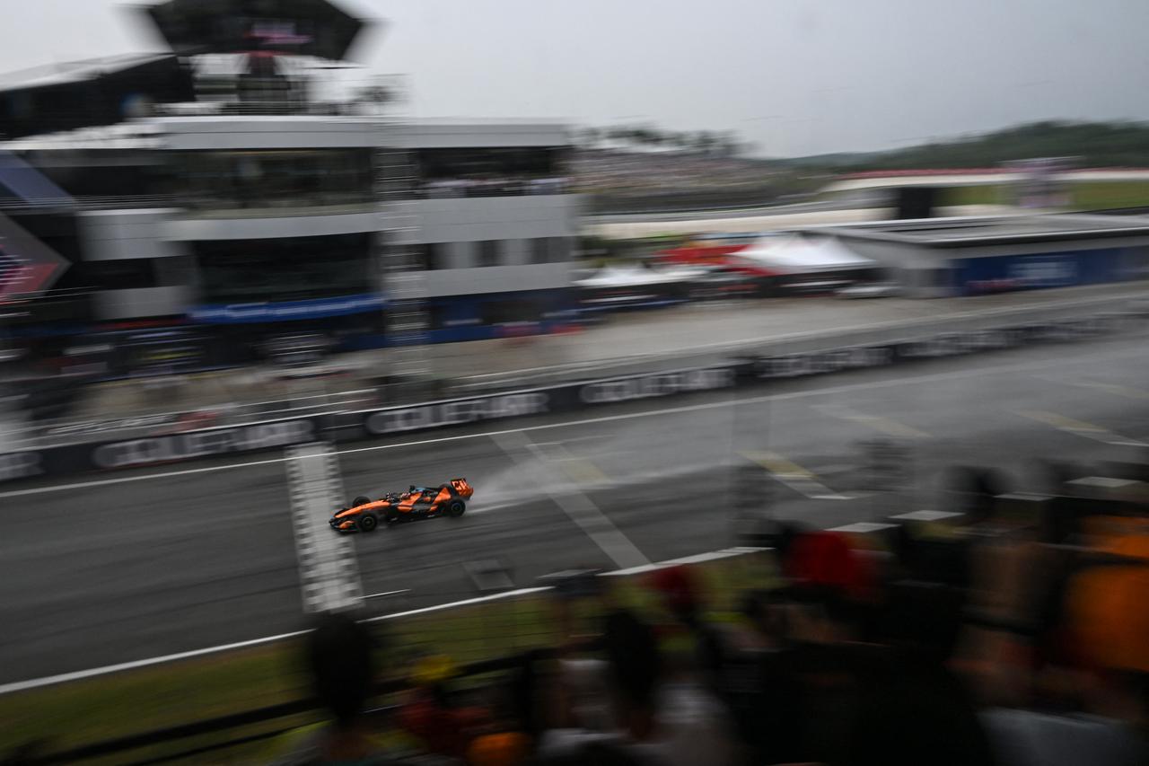 McLaren’s Australian driver Oscar Piastri drives along the start-finish straight during the Formula One Bahrain Grand Prix at Sepang International Circuit in Sepang, Malaysia, Oct. 4, 2026. (AFP Photo)