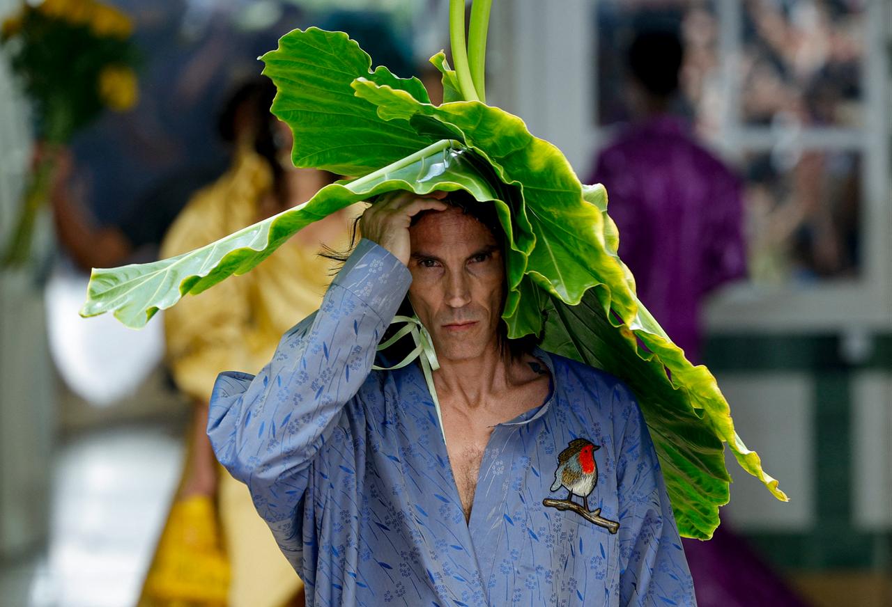 A model presents a creation featuring an oversized leaf headpiece during the Vivienne Westwood womenswear show in Paris, France, Oct. 3, 2026. (AFP Photo)
