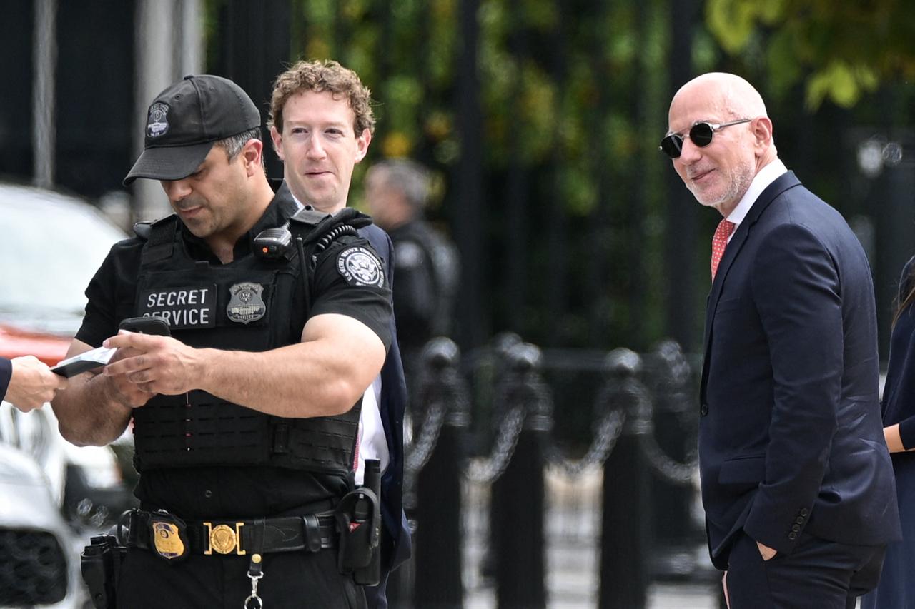 Meta CEO Mark Zuckerberg (2L) and Amazon executive chairman Jeff Bezos (R) arrive near the White House ahead of a planned meeting with US President Donald Trump, in Washington, DC, on September  29, 2026. (AFP Photo)