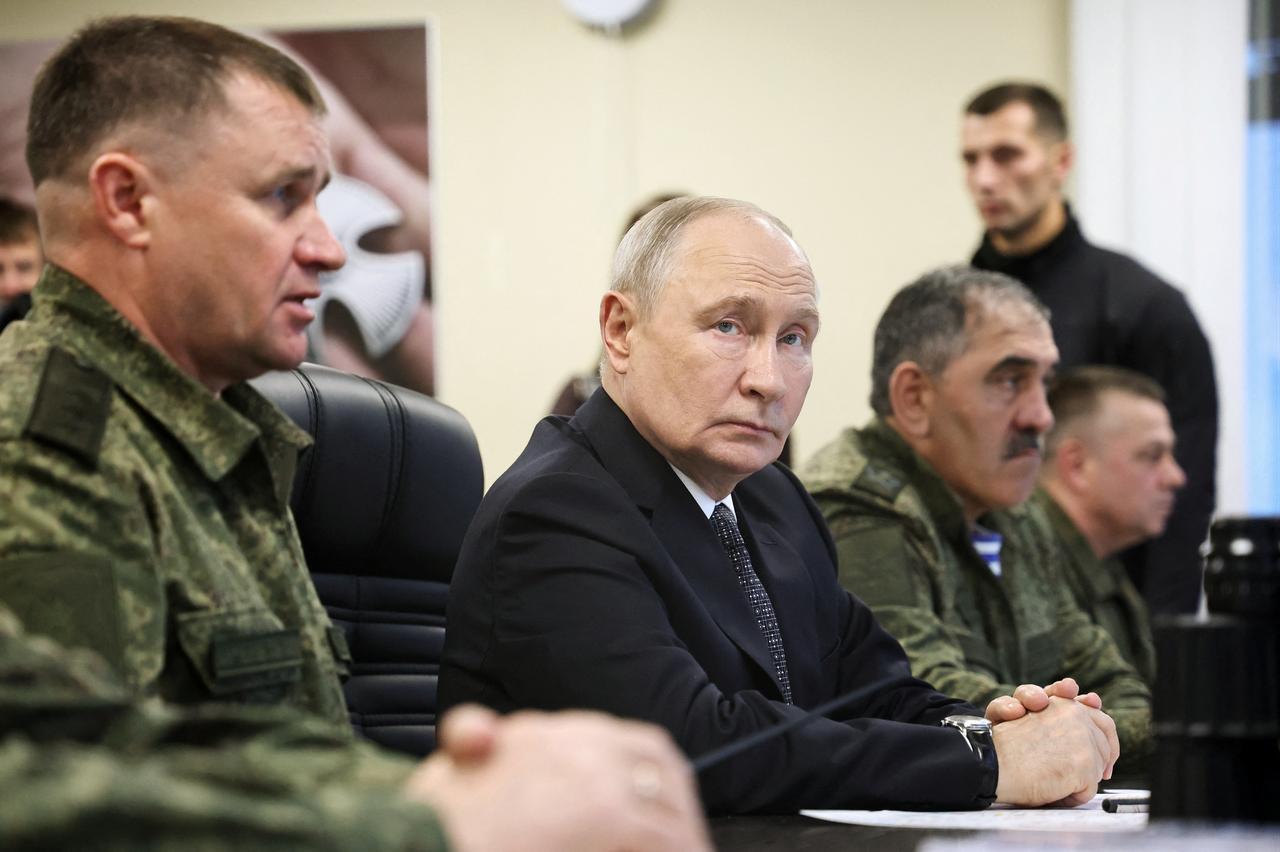 Russia's President Vladimir Putin (C) looks on as he visits an observation post during the "Center-2026" strategic command-and-staff exercise at the Chebarkulsky training ground in Chelyabinsk Region, Oct. 2, 2026. (AFP Photo)