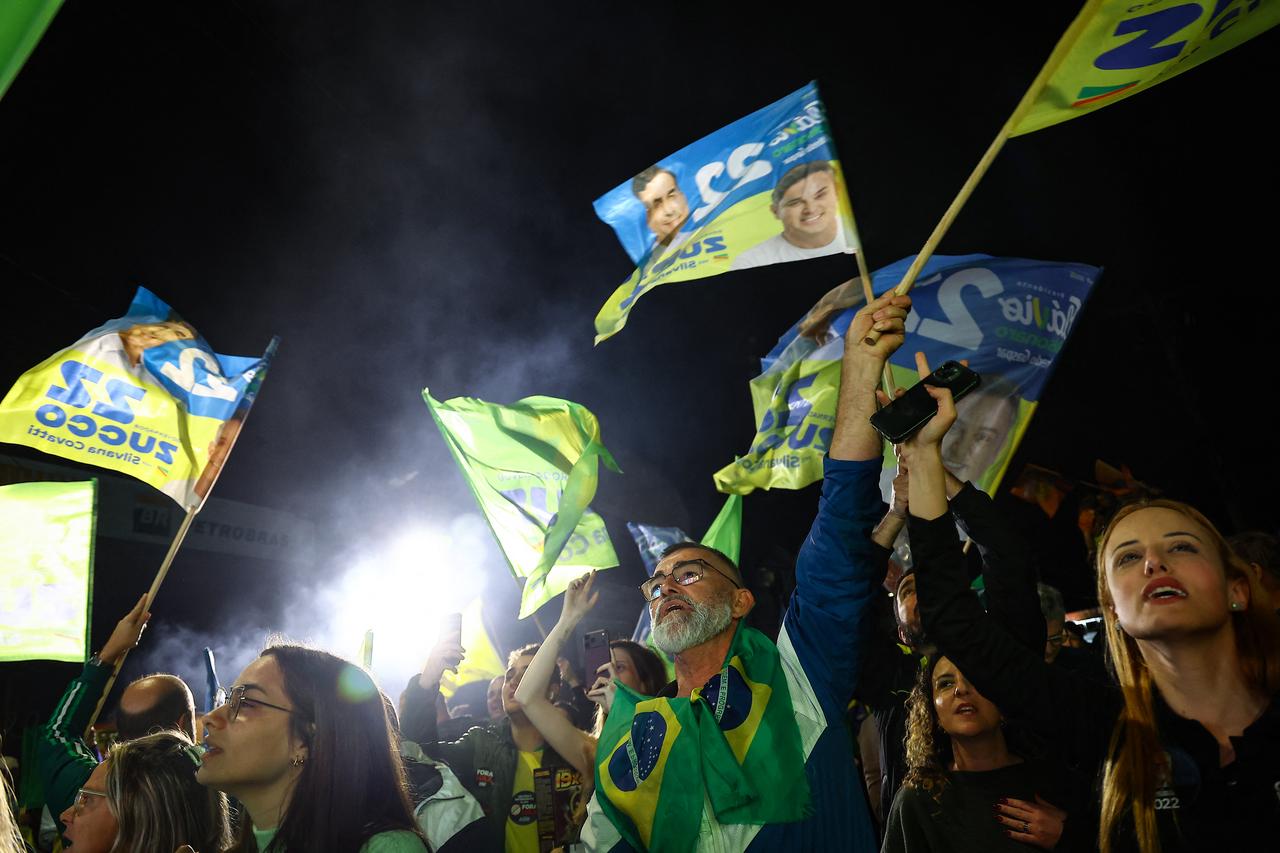 Supporters of Brazil's right-wing presidential candidate Flavio Bolsonaro celebrate the results of the presidential election in Porto Alegre, Brazil, on October 4, 2026. (AFP Photo)